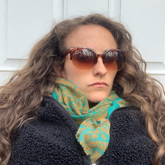 Meet your Posher, Shelby - Picture 3 of 5